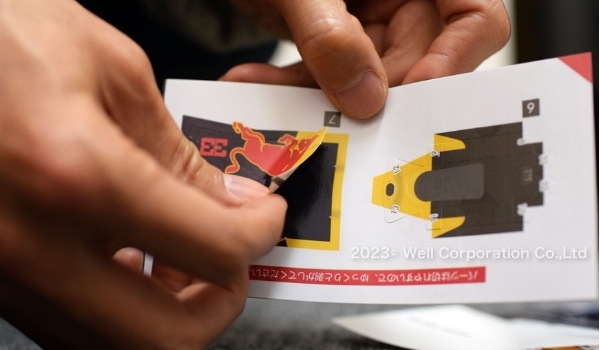 ノリもハサミも不要で組み立てられるペーパークラフト