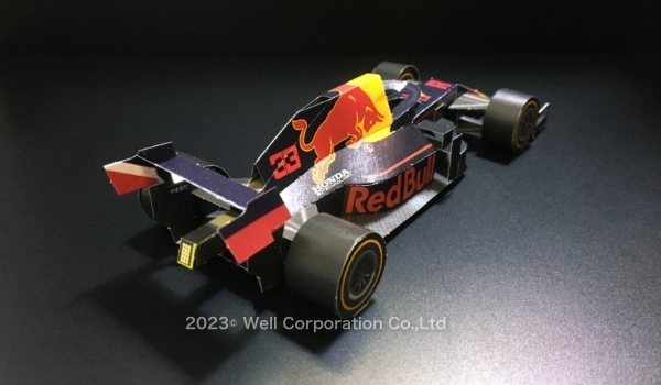 後ろ姿もリアルな仕上がりのペーパークラフト