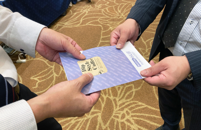 ささやかながら御礼の品として、コーヒーのドリップバッグを、当社でバリアブル印刷したケースに入れてお渡し