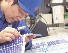 色再現に拘る熟練オペレーターが担当