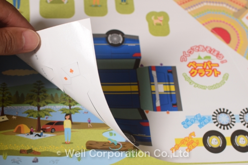 クラフトパーツはシールになっており、子どもでも手軽に組み立てられる