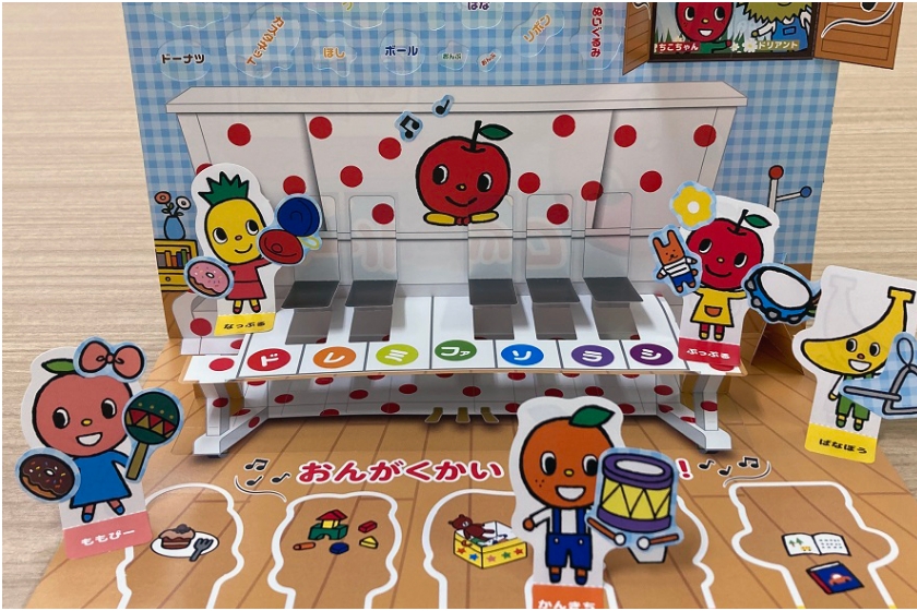 お子様が楽しく遊ベるシールブック