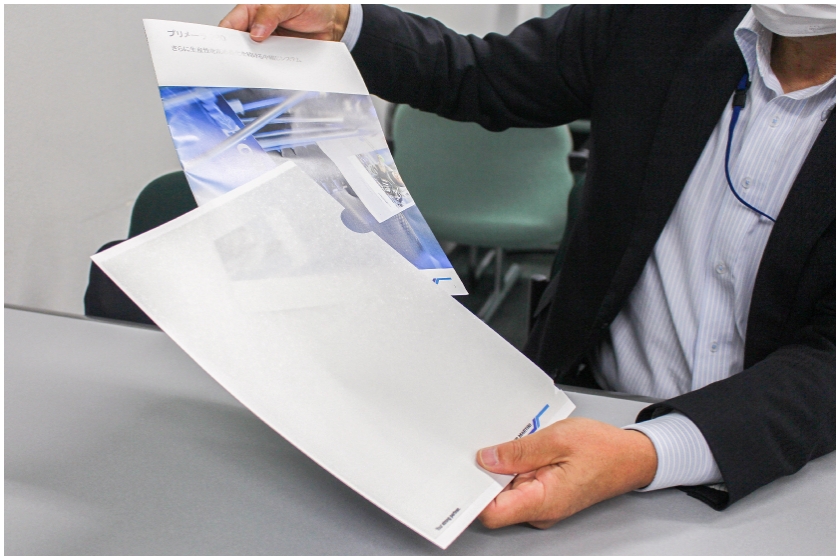 プラゼロファイルを説明する営業マン