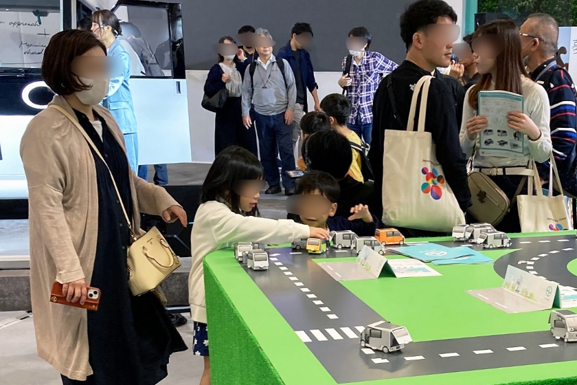 ジャパンモビリティショーでペーパークラフトは子どもにも大人気