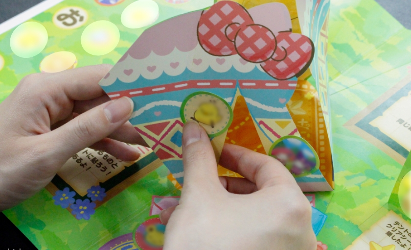 めくって絵柄が現れる仕掛けでゲームに入りこませる！