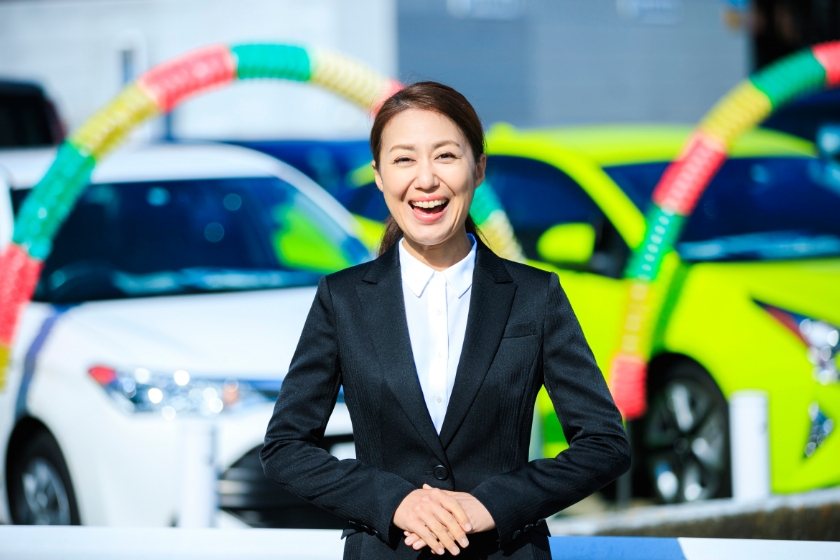 笑顔のカーディーラー担当者