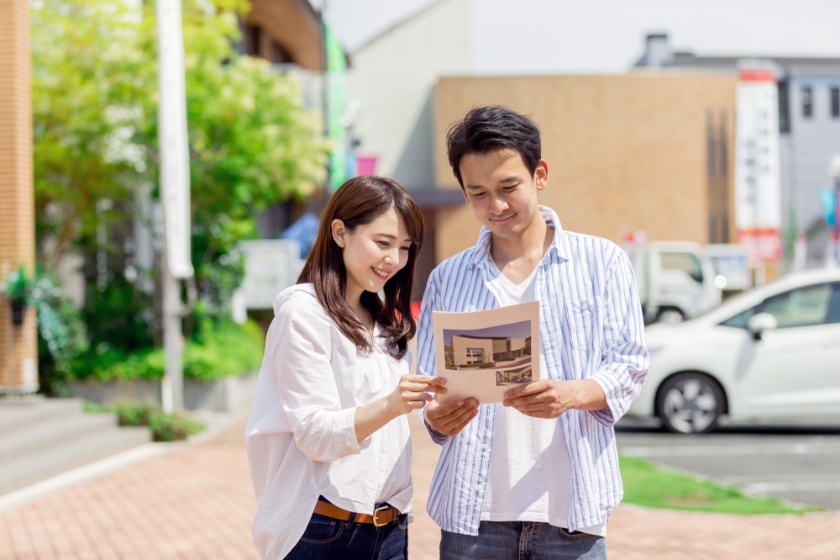 チラシを見て住宅展示場を訪れた若夫婦