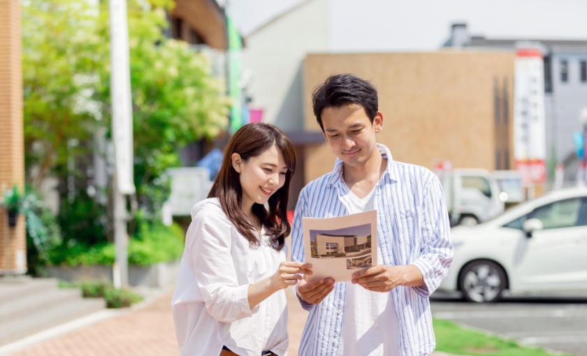 チラシを見て住宅展示場を訪れた若夫婦