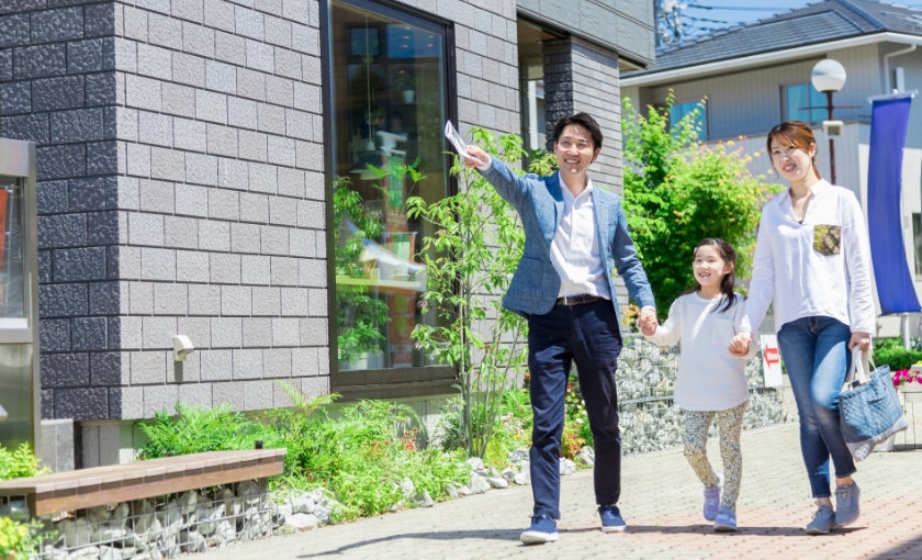 住宅展示場内を回るファミリー